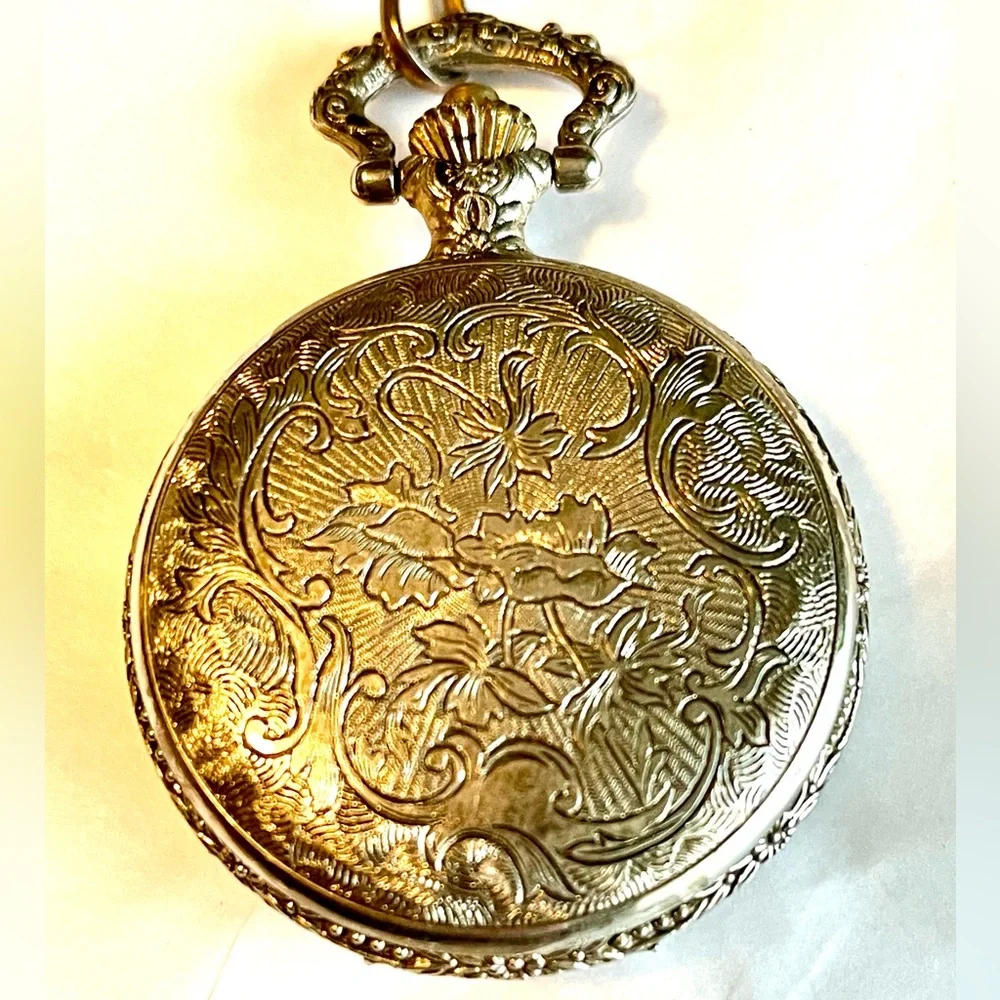 VTG Elk Deer Dogs Cabin Pocket Quartz Movt Watch Floral Plants Leaves Leaf